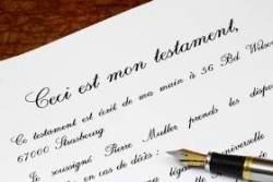 Testament authentique comportant plusieurs feuillets et paraphe du testateur