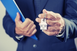 Bail d’habitation : quelles sont les conditions à respecter pour le bailleur qui souhaite donner congé à ses locataires pour vendre ?